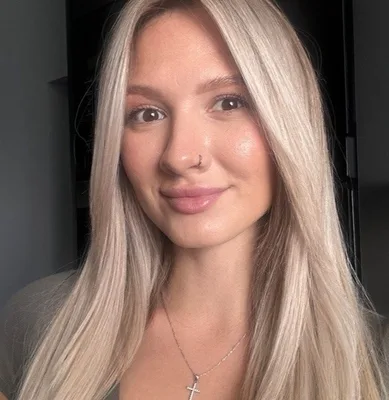 Алина Балашенко — мобильный видеограф, педагог начальных классов. Ведет курс по мобильной съемке.
